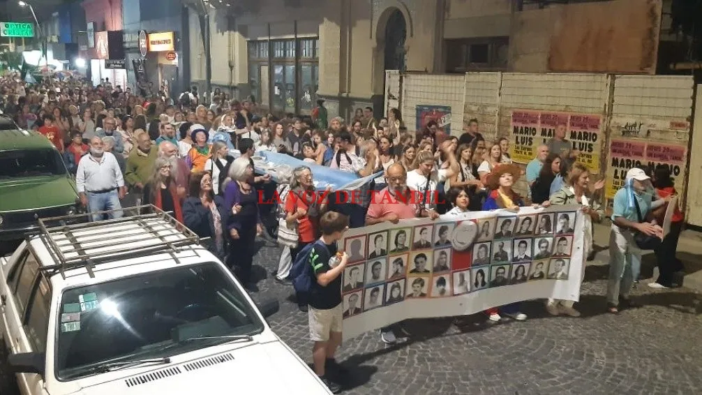 Multitudinaria marcha por el Día de la Memoria por las calles de Tandil